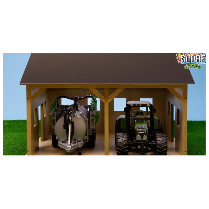 Kids Globe Dřevěná stodola pro 2 zemědělské stroje 1:16 12316D