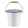 Velmi pěkný, dekorativní smaltovaný kbelík s dřevěnou rukojetí. Vhodný pro univerzální využití, pro každodenní používání, jako kbelík na vodu, nádoba na květiny, nebo jednoduše jen jako dekorativní předmět na zahradě, na terase, na balkoně, v zahradním domku a podobně.